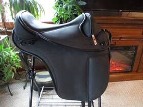0501174216 Barefoot Equestrian Synthetic Trail Treeless Saddle Black 16 Inch Seat