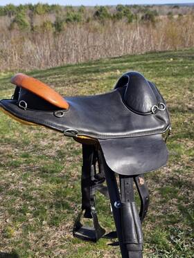 5696 Bob Marshall Treeless Sport Saddle Endurance Trail 16.5 Inch Horse