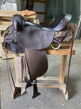 6916-1708-05 High Horse Highbank Endurance Trail Saddle 17 Inch Seat Wide Tree Lightly Used