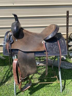 Rk217 Royal King Used 17 Inch Western Barrel Saddle Tooled Dark Oil With Roughout Fenders