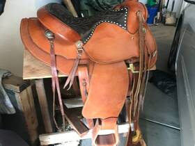 6710 Simco Beautiful Barely Used Western Saddle