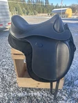 Horse Tack - Barefoot Wellington Treeless Dressage English Saddle. Fixed Price $1500.00.