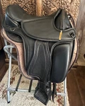 Barefoot Treeless Saddle London Dressage Black W/ Pad Seat Size 2 (17). Fixed Price $850.00.